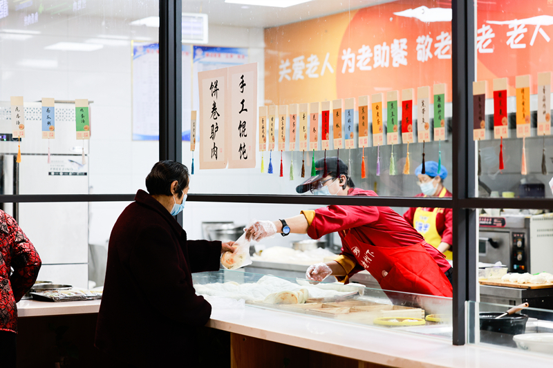 老年人在幸福食堂享用愛心午餐。(3152234)-20221110115050_副本.jpg